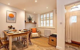 Finest Retreats - Courtyard Cottage